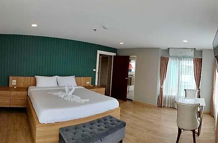 The Lux Ladprao 10